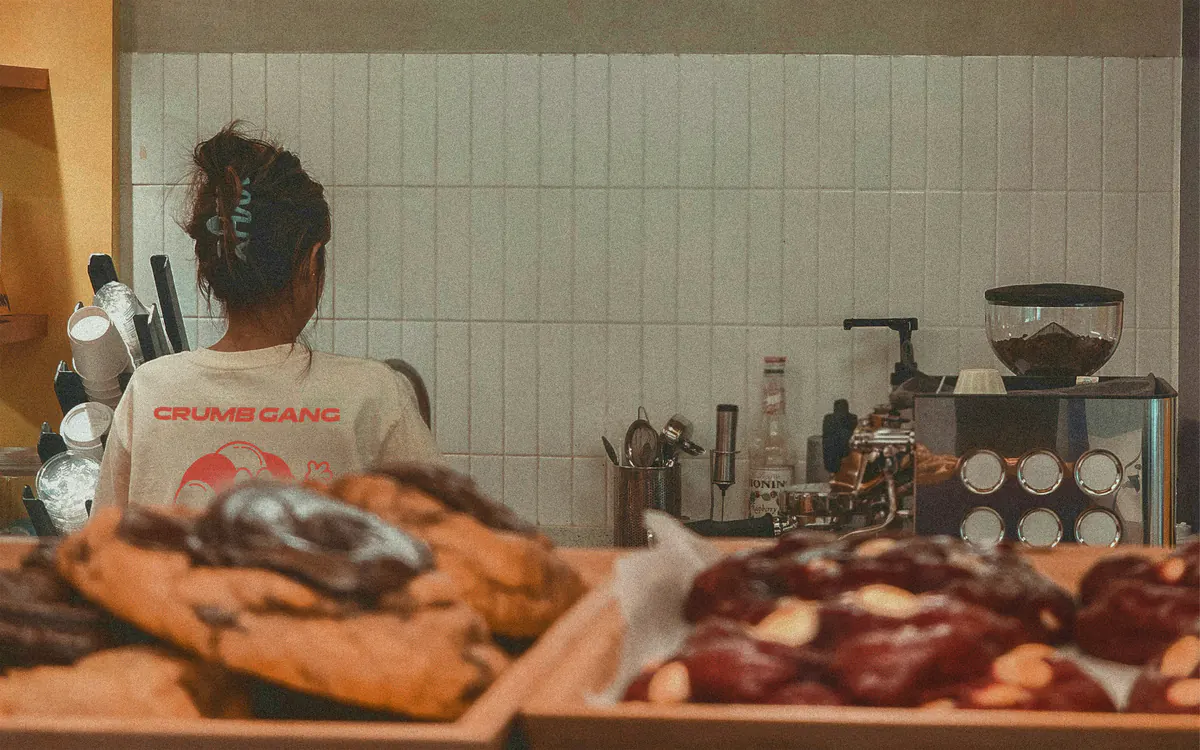 Employée de dos portant un t-shirt « Crumb Gang »