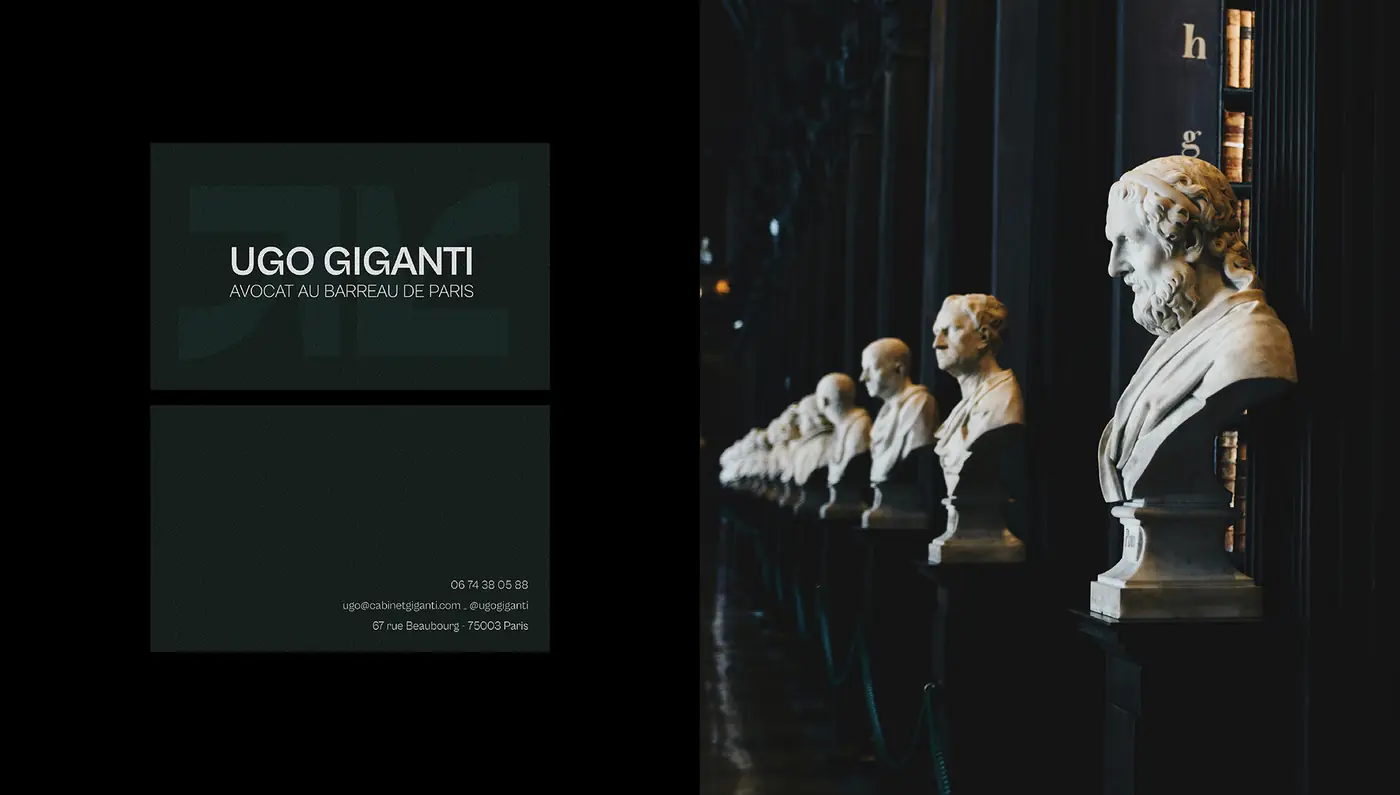 Cartes de visite Ugo Giganti, avocat au barreau de Paris, à côté d'une galerie de bustes en marbre
