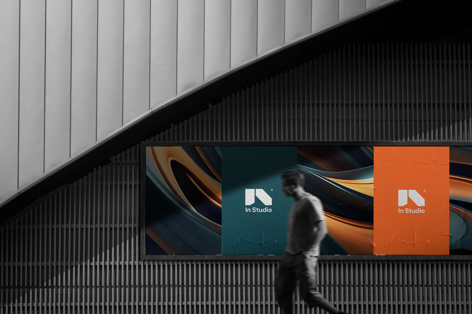 Affiches In-Studio bleu pétrole et orange sur un mur à lattes, un passant flou au premier plan