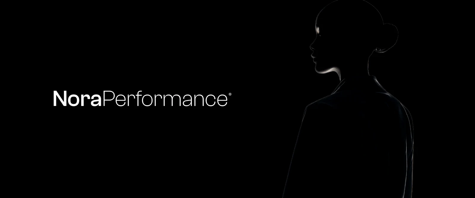 Logotype Nora Performance blanc à côté d'une silhouette de femme en clair-obscur