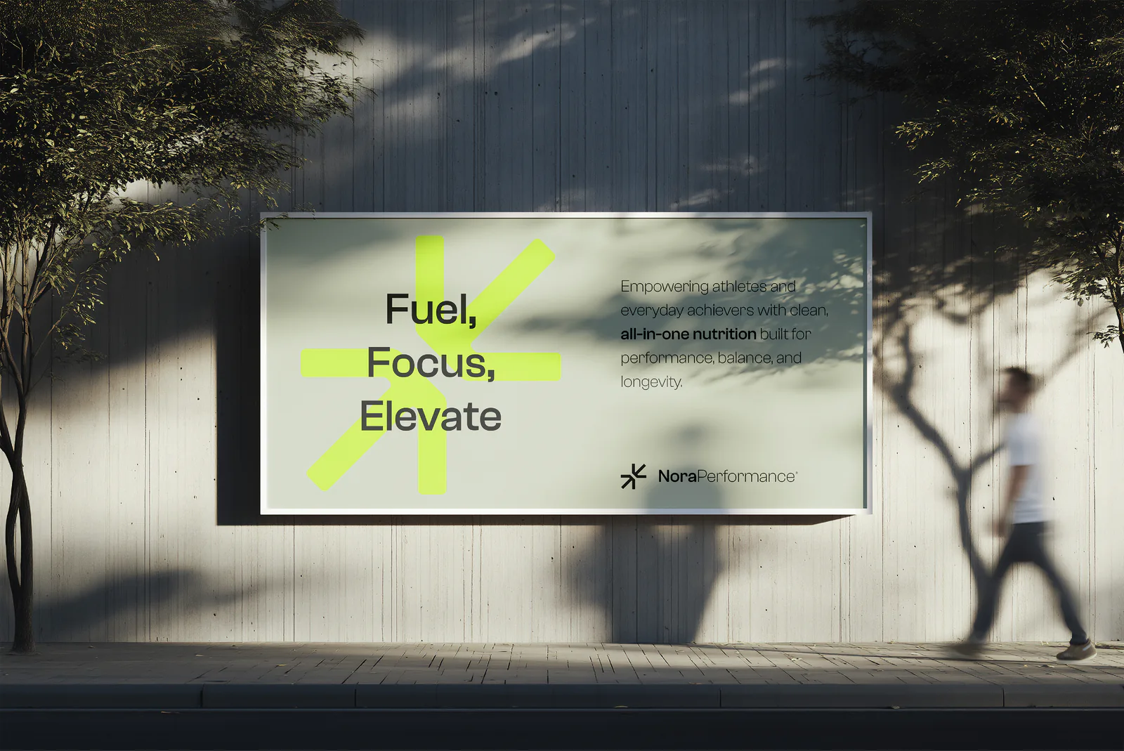 Panneau d'affichage « Fuel, Focus, Elevate » Nora Performance sur un mur de béton