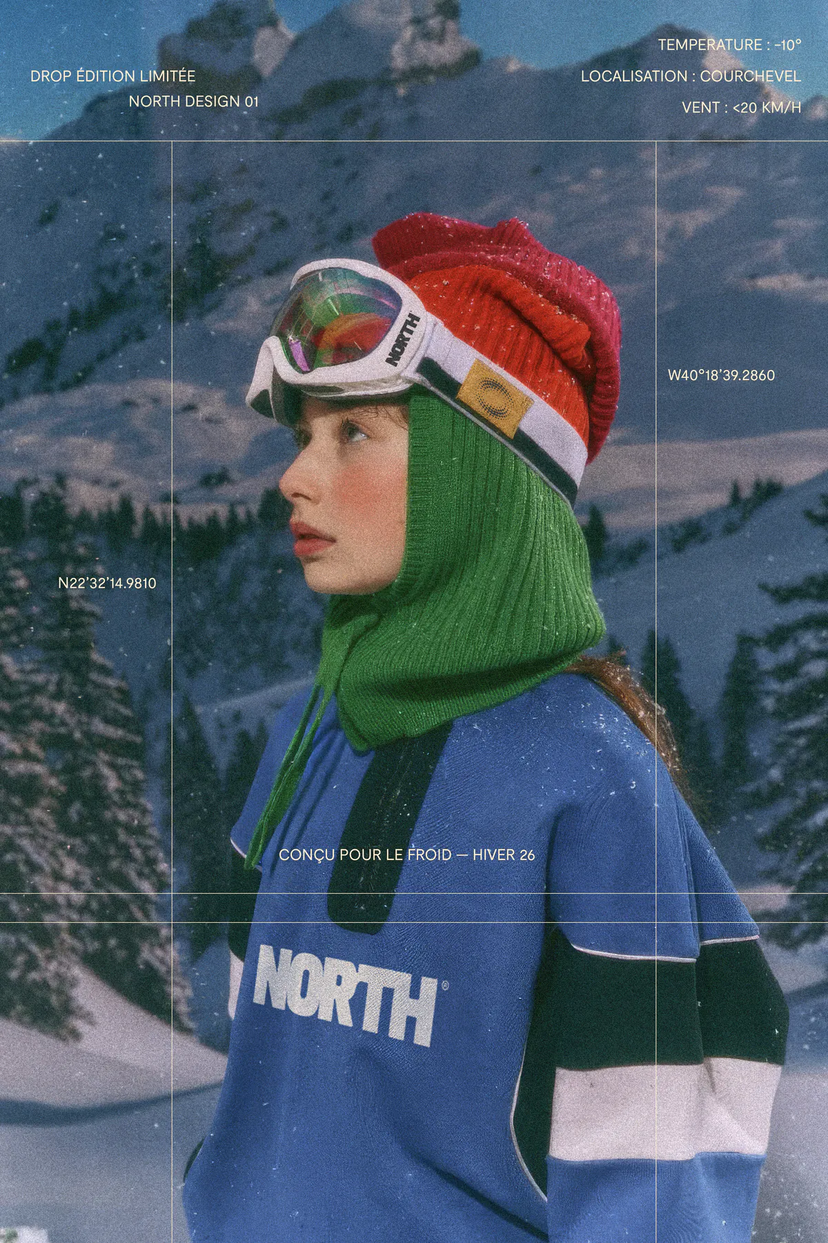 Skieuse en bonnet rouge, cagoule verte et pull NORTH® à Courchevel