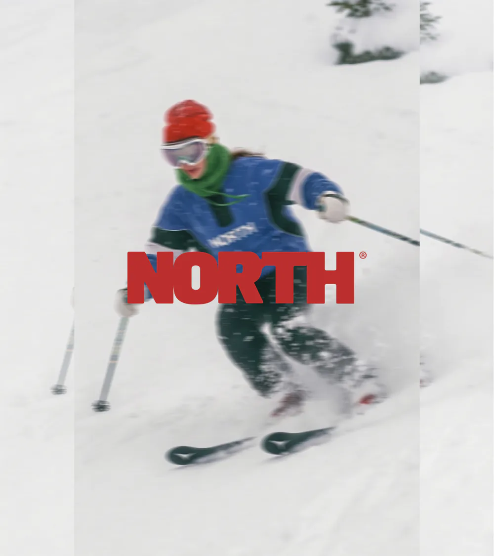 Skieuse en action avec le logo NORTH® rouge
