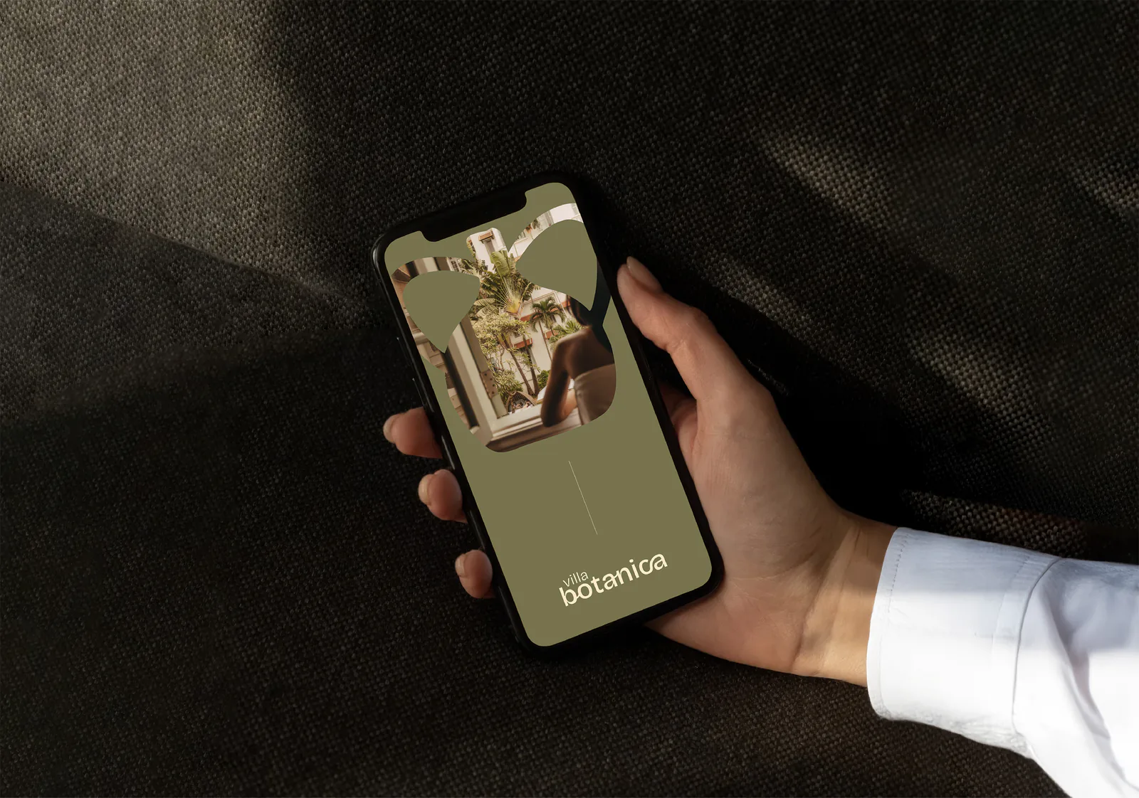 Écran mobile Villa Botanica tenu en main, avec une photo découpée en forme de vase
